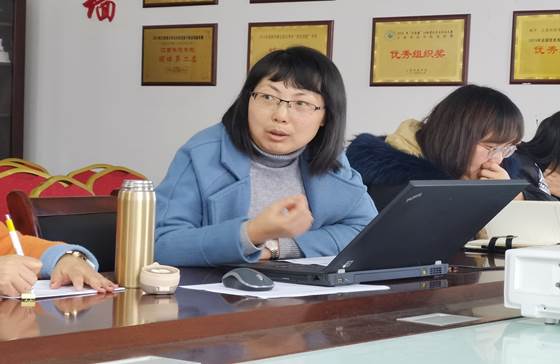 说明: A picture containing text, person, computer, indoorDescription automatically generated
