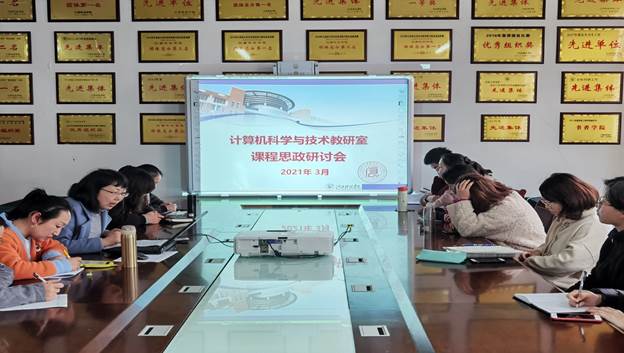 说明: A group of people sitting at desks in a classroomDescription automatically generated with low confidence