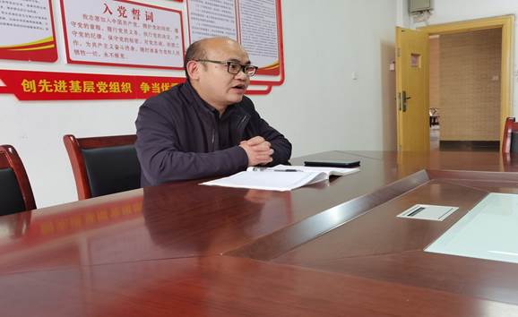 说明: A person sitting at a tableDescription automatically generated